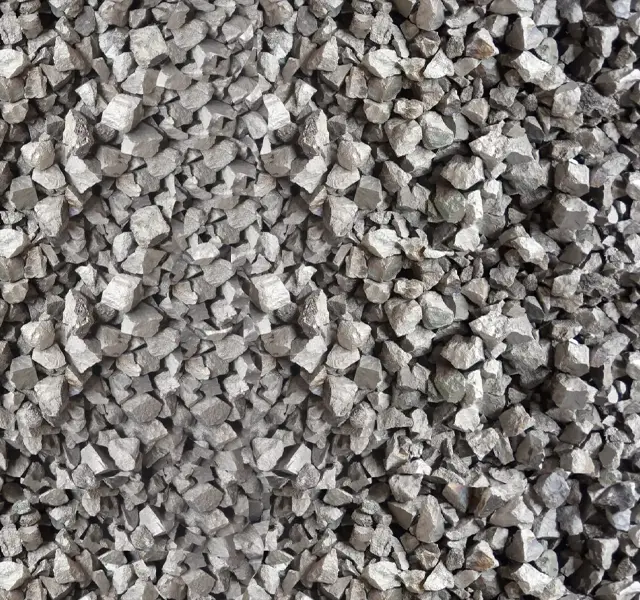 Large-format slabs of graphite-black granite are split by hand directly at the quarry: the texture of each slab and the pattern of each face are unique.
