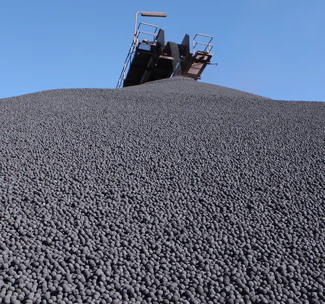 Large-format slabs of graphite-black granite are split by hand directly at the quarry: the texture of each slab and the pattern of each face are unique.