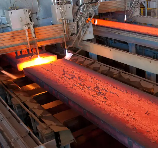 Large-format slabs of graphite-black granite are split by hand directly at the quarry: the texture of each slab and the pattern of each face are unique.