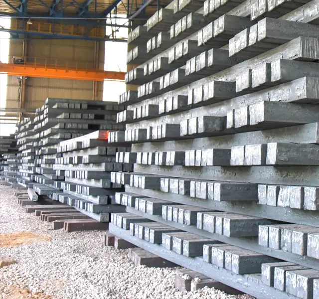 Large-format slabs of graphite-black granite are split by hand directly at the quarry: the texture of each slab and the pattern of each face are unique.